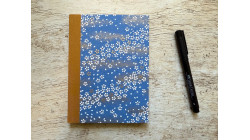 Carnet de notes moyen Fleurs au vent en papier japonais bleu – collection Yūwa – carnet artisanal à lignes pour l’écriture.
