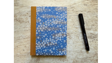 Carnet de notes moyen Fleurs au vent en papier japonais bleu – collection Yūwa – carnet artisanal à lignes pour l’écriture.