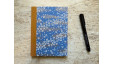 Carnet de notes moyen Fleurs au vent en papier japonais bleu – collection Yūwa – carnet artisanal à lignes pour l’écriture.
