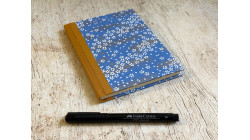 Carnet de notes moyen Fleurs au vent en papier japonais bleu – collection Yūwa – carnet artisanal à lignes pour l’écriture.