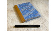 Carnet de notes moyen Fleurs au vent en papier japonais bleu – collection Yūwa – carnet artisanal à lignes pour l’écriture.