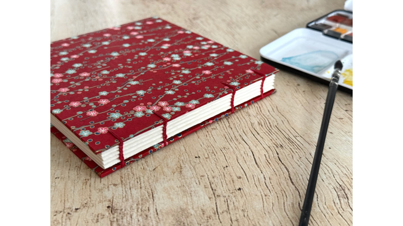 Carnet d’aquarelle carré – couverture en papier japonais | L’atelier Reliure