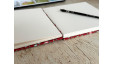 Carnet d’aquarelle carré – couverture en papier japonais Branches en fleurs rouge | L’atelier Reliure