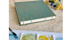 Carnet aquarelle Découverte 5 papiers carré - Testez les marques - Couverture en papier japonais bleu canard | L'atelier Reliure