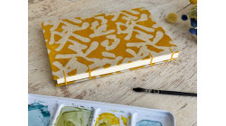 Carnet d’aquarelle A5 fait main – Papier Fabriano Artistico - Lokta Mikado jaune | L’atelier Reliure