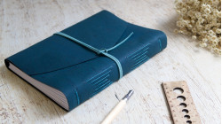 Carnet de bord A5 liège bleu foncé - Support d'écriture robuste et imperméable | L'atelier Reliure