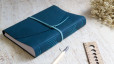 Carnet de bord A5 liège bleu foncé - Support d'écriture robuste et imperméable | L'atelier Reliure