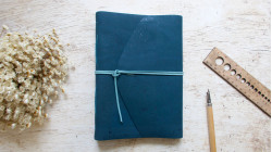 Carnet d'écriture relié à la main format A5 couverture en liège Bleu foncé
