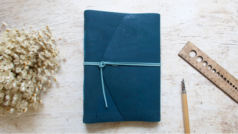 Carnet d'écriture relié à la main format A5 couverture en liège Bleu foncé