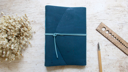 Carnet d'écriture relié à la main format A5 couverture en liège Bleu foncé