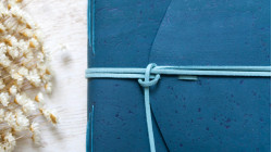 Carnet de bord A5 liège bleu foncé - Support d'écriture robuste et imperméable | L'atelier Reliure