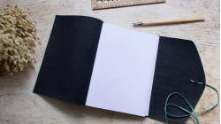 Carnet de bord A5 liège bleu foncé - Support d'écriture robuste et imperméable | L'atelier Reliure