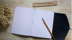 Carnet de bord A5 liège bleu foncé - Support d'écriture robuste et imperméable | L'atelier Reliure