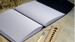 Carnet de bord A5 liège bleu foncé - Support d'écriture robuste et imperméable | L'atelier Reliure