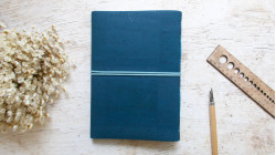 Carnet de bord A5 liège bleu foncé - Support d'écriture robuste et imperméable | L'atelier Reliure