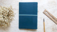 Carnet de bord A5 liège bleu foncé - Support d'écriture robuste et imperméable | L'atelier Reliure