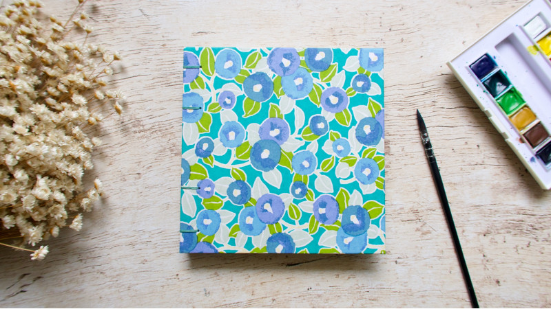 Carnet d’aquarelle carré 15 × 15 cm papier Khadi couverture en papier japonais Camélias vert bleu