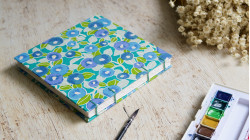 Carnet d’aquarelle carré 15 × 15 cm - Papier Khadi - Couverture papier japonais Camélias vert bleu| L'atelier Reliure