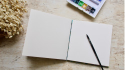 Carnet d’aquarelle carré 15 × 15 cm - Papier Khadi - Couverture papier japonais Camélias vert bleu| L'atelier Reliure