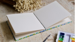 Carnet d’aquarelle carré 15 × 15 cm - Papier Khadi - Couverture papier japonais Camélias vert bleu| L'atelier Reliure