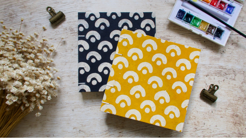 Carnet d’aquarelle carré 15 × 15 cm papier Fabriano Artistico ou Canson couverture en papier Lokta Lune jaune ou indigo