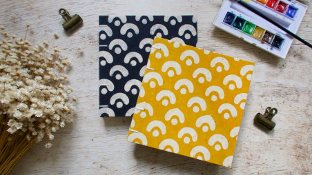 Carnet d’aquarelle carré 15 × 15 cm papier Fabriano Artistico ou Canson couverture en papier Lokta Lune jaune ou indigo