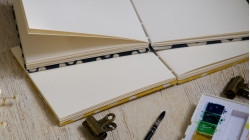 Carnet aquarelle carré 15x15 Fabriano Artistico ou Canson couverture en papier lokta jaune ou indigo