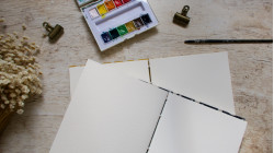 Carnet aquarelle carré 15x15 Fabriano Artistico ou Canson couverture en papier lokta jaune ou indigo